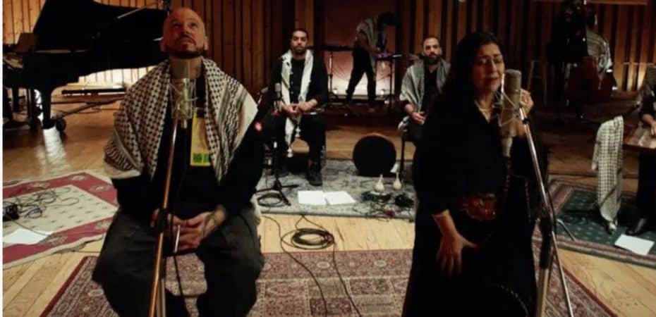 “Bajo los escombros”: la emotiva canción de Residente con la artista palestina Amal Murkus sobre Gaza
