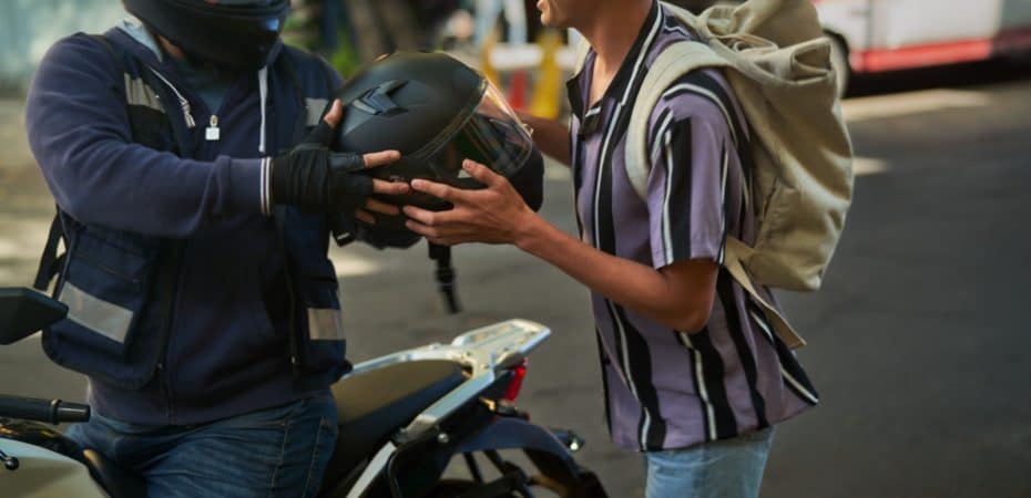 Uber inicia en Cartago su servicio de transporte de personas en moto