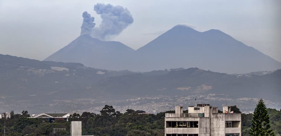 Volcán de Fuego expulsa gas y ceniza en Guatemala