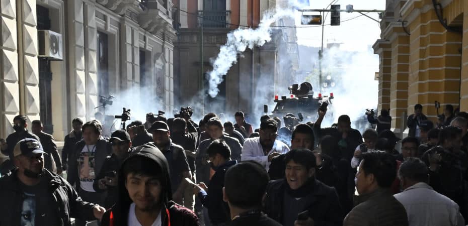 Militares intentan derribar puerta del palacio presidencial en Bolivia; Gobernante denuncia intento de golpe de Estado