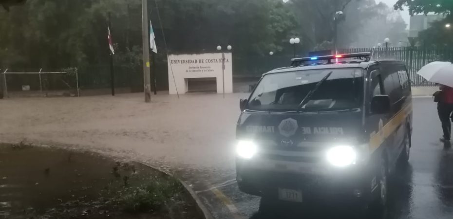 ¡Atención conductores! Este domingo se presentó una nueva inundación bajo Circunvalación frente a la UCR