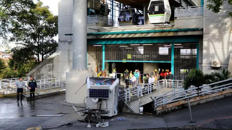 Muere una persona al desplomarse una cabina de teleférico en Medellín