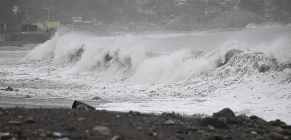 El huracán Beryl sacude Jamaica y avanza hacia México
