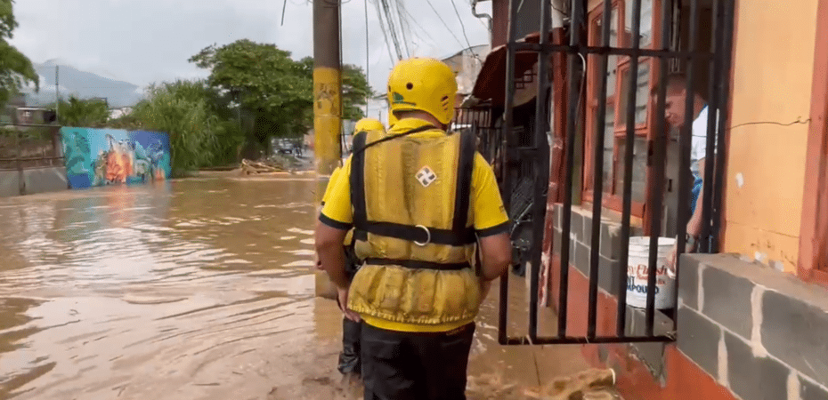 Video | Fuertes lluvias generan inundaciones en Desamparados y Aserrí; Bomberos rescata a más de 50 personas atrapadas