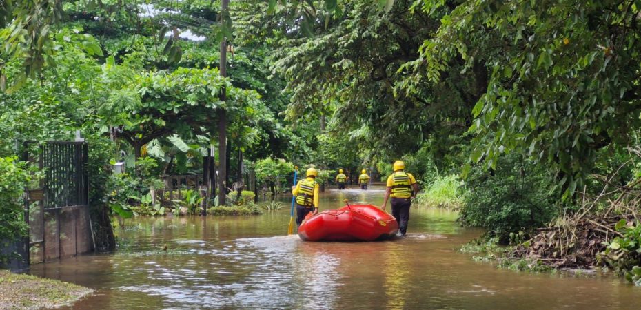 Videos| Cruz Roja reporta personas atrapadas en vehículos y casas por las inundaciones en Zona Norte