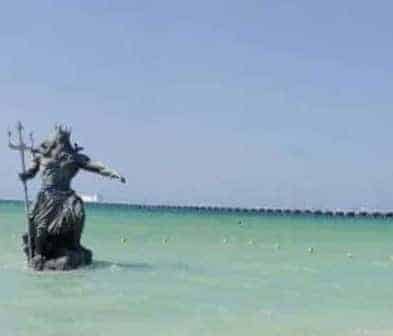 En México piden quitar estatua de Poseidón al creer que atrae huracanes